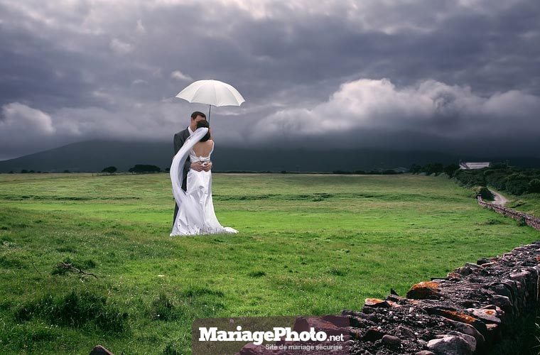 Une séance d'engagement est une séance photo de couple quelques semaines avant le grand jour.